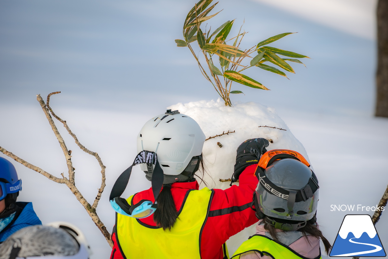 井山敬介さんと秋元日菜子さんのコンビは今年も健在！さらに、サプライズゲストも登場？！憧れのスキーヤーと一緒に雪と戯れ、『いちえ』の美味しいランチをいただく…。夢のようなイベント。めもるホールディングス presents プロスキーヤー・井山敬介さんと行く｜ダイナスティスキーリゾート